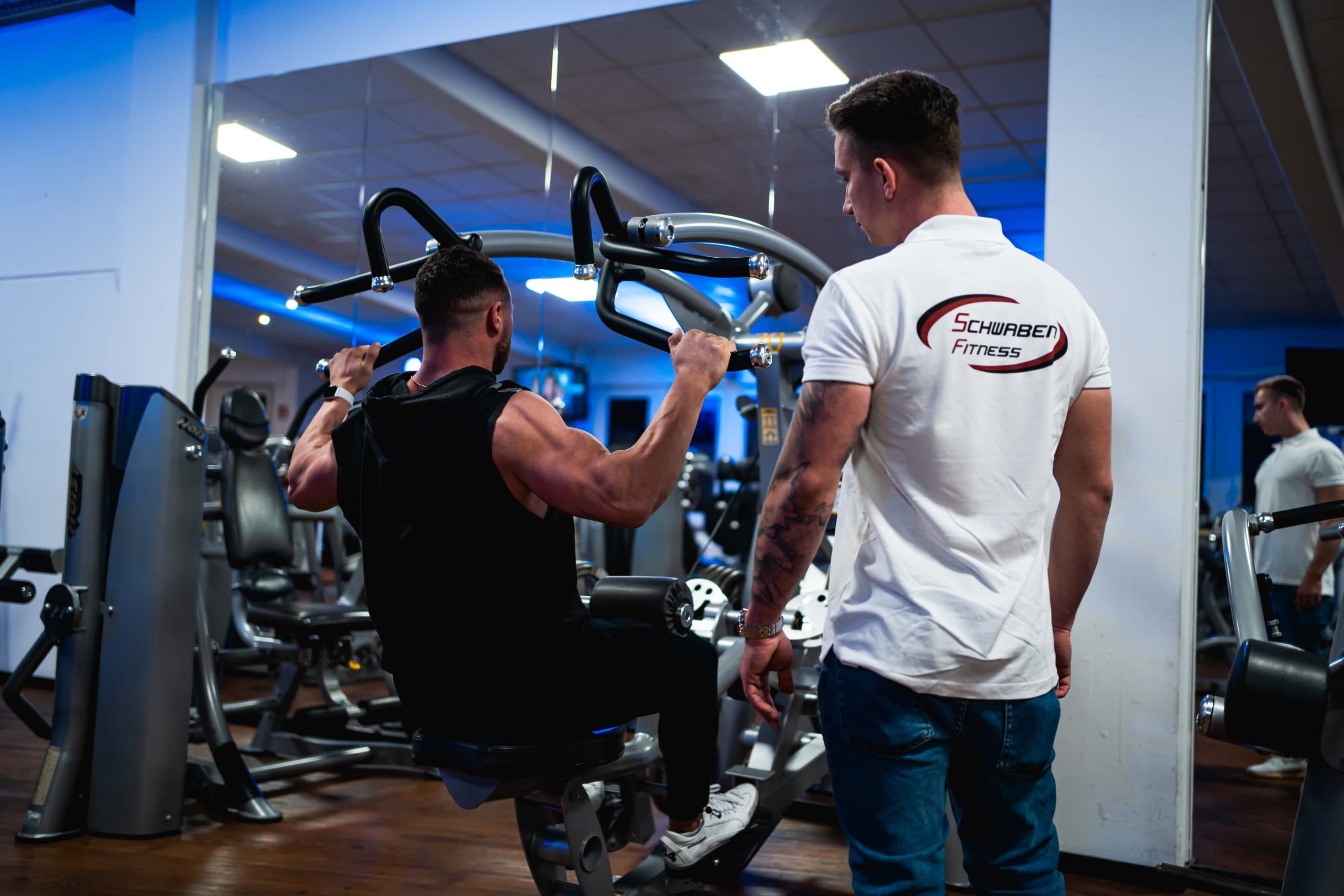 Trainer am Geraet – Schwaben Fitness